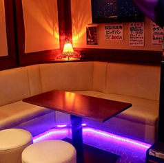 間接照明が灯り、おくつろぎいただけるソファー席も完備しております！