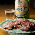 木の温かみあふれる落ち着いた店内で、極上の刺身や珍味など、こだわりのくじら料理をご堪能いただけます◎さらに厳選した日本酒をはじめ、鯨モチーフの銘柄や地酒など多彩なおいしいお酒も充実。至高のペアリングとともに、特別なひとときを心ゆくまでお楽しみください！