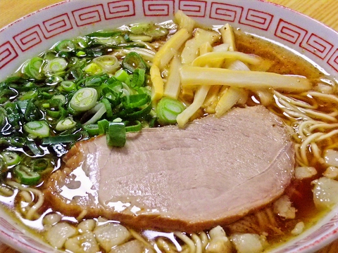 鶏ガラのみを使用して作るさっぱりとしたヘルシースープのラーメン。