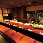 店内へ入ってすぐのオープンキッチンから、職人の技が間近にご覧頂けます。