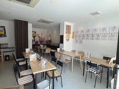 【テーブル席】ゆったりとしたテーブル席はご友人や同僚、ご家族とゆったりとおしゃべりを楽しむことのできるお席です。