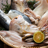 カウンターでゆっくりと、炉端焼きをお楽しみください♪