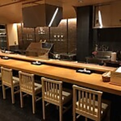 落ち着いた空間でゆったりとしたカウンター席。