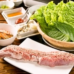 ホルモン焼きもつ鍋だけでなくサムギョプサルもございます！厚切りされた豚バラ肉と野菜類と一緒に♪