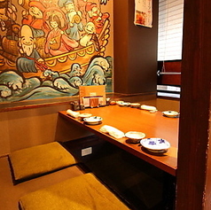 【2階】周囲を気にせず、ゆったりと過ごせる空間は、接待や記念日、親しい仲間との会食にぴったり。静かな雰囲気で、会話を楽しみながら、旬の食材を使ったおばんざいや鮮魚のお造り、牛ヒレステーキなど、こだわりの料理をご堪能いただけます。