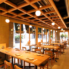 【テーブル席】店内は広々していて、テーブル席も多数ご用意ございます。