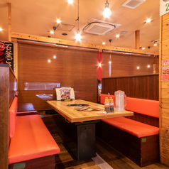 ファミリーやグループ利用に人気のボックス席を6卓ご用意しております。背もたれが高く、隣の席が気になりにくいセミプライベートな構造が特徴です。テーブルも広くお使いいただけるため、たくさんの種類のお肉やサイドメニューを並べても余裕たっぷり◎賑やかに焼肉パーティーを楽しみたい時におすすめです。