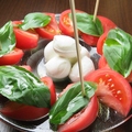 料理メニュー写真 フレッシュトマト×イタリア産モッツアレラのカプレーゼ