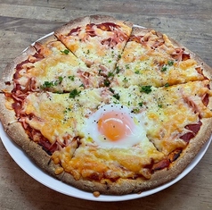 【おすすめ】たっぷりハムと玉子の、ピッツァビスマルクの写真