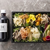 ポルチーニ茸や松茸など、厳選した7種類の高級乾燥キノコに竹炭を加えた《薬膳黒旨スープ》は、デトックス効果が期待できる逸品です。薬膳の香りが食欲をそそり、心身ともに癒される極上のスープをご堪能ください。