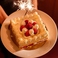 【お祝いサプライズもお任せ♪】誕生日や記念日のお祝いも当店にお任せ♪大切な方へのお祝いに向けてサプライズのお手伝いもいたします!大切な主役の方へ感謝の気持ちを込めて「ケーキ」だけでなく「花束」や「色紙」のご用意も可能ですので、お気軽にご相談ください。※要予約となります。詳細は店舗にお問合せ下さい。