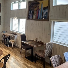 落ち着いたライティングとオシャレな装飾が施された店内は、デートにもおすすめです◎テーブル席は二人だけの時間をゆっくり楽しめる特等席♪コーヒーの香りに包まれながら、ハワイアンタイムをお過ごしください◎