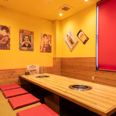 少人数でのご利用に最適な4名様用の完全個室です。落ち着いた雰囲気の中で、ご家族やご友人との大切なお食事タイムをお過ごしいただけます。プライベートが守られた空間ですので、小さなお子様連れのお客様も周囲に気兼ねなく焼肉を楽しめます。お誕生日や記念日などの特別なお祝い事にもぜひご利用ください。