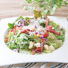 ベーコンと温玉のシーザーサラダ