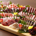 さかな酒場魚星の魚は鮮度抜群！当店自慢の刺身は素材の鮮度が命！本当に旨いお魚を召し上がっていただきたい一心で、全国の各漁場から選りすぐりの魚を仕入れています。手間を惜しまず新鮮さにこだわった鮮魚をどうぞお召し上がりください！その他にも新鮮な魚介を使用したお料理を取り揃えております♪