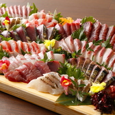 さかな酒場魚星の魚は鮮度抜群!当店自慢の刺身は素材の鮮度が命!本当に旨いお魚を召し上がっていただきたい一心で、全国の各漁場から選りすぐりの魚を仕入れています。手間を惜しまず新鮮さにこだわった鮮魚をどうぞお召し上がりください!その他にも新鮮な魚介を使用したお料理を取り揃えております♪
