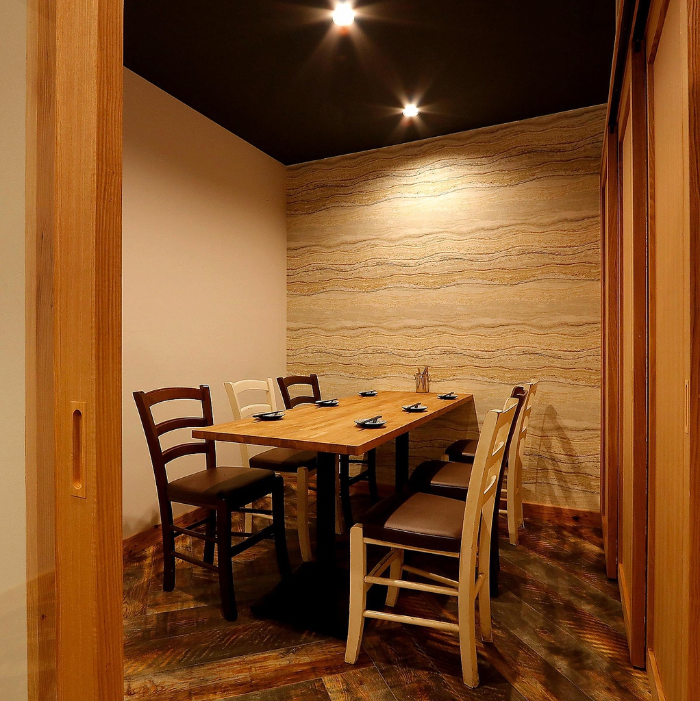 完全個室は全6部屋！ご予約必須の人気席。デートや女子会、ご宴会など様々なシーンでご利用下さい。