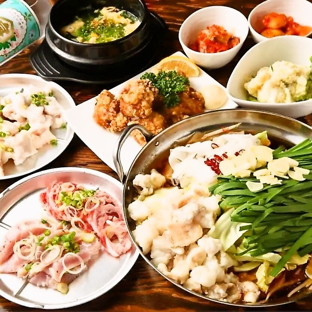 ホルモン焼き、もつ鍋、サムギョプサルなどから2種類選べるコースは2時間飲放付で4400円(税込)とお得