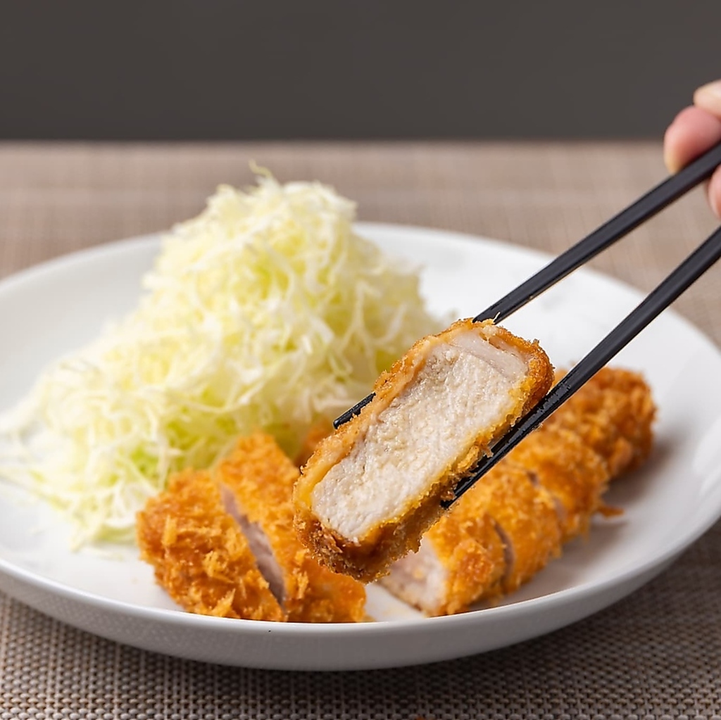 疲れた時には、当店のカツ！がっつりとしたカツはどれもボリューミーで、元気をチャージできますよ◎