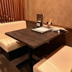2名様のソファー席のご用意となります！デートのご利用はもちろん、居心地の良い空間で大切な方とのお食事をお楽しみください♪