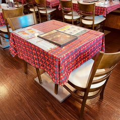 「キッチンキング狭山ヶ丘店」は店内全席テーブル席をご用意しております。片側ソファー席のテーブルを8卓ご用意しております。人数に合わせてテーブル配置の変更も可能です。変更希望の方はお気軽にスタッフにお声掛けください。