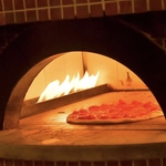 【窯で焼き上げる】ご注文を受けてから店内で焼き上げます！本格的なピッツァをご堪能ください！