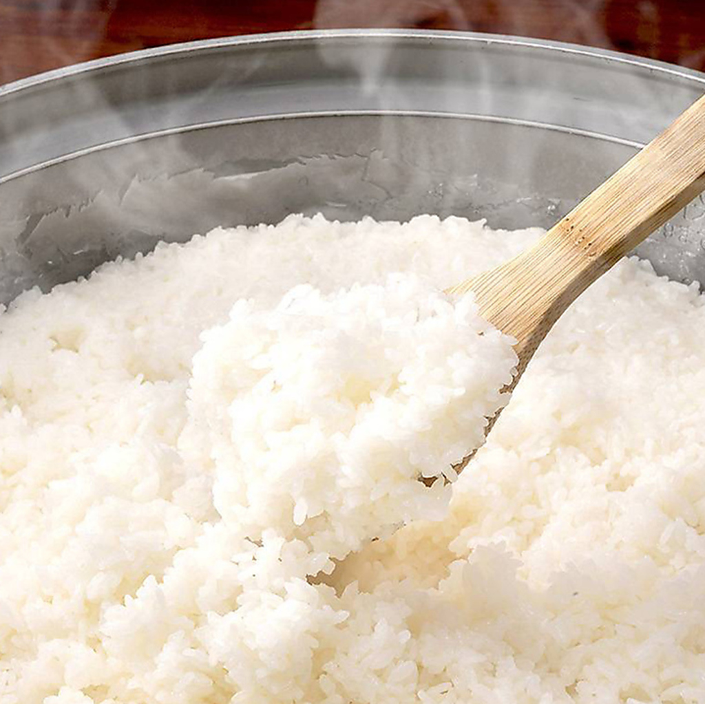 焼肉のおとも、白いご飯もこだわりあり。岡山県苫田郡鏡野町羽出のコシヒカリを精米したてでご提供。