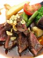 料理メニュー写真 ●国産牛サガリのレアステーキ　特製JAPONEソース（100ｇ）