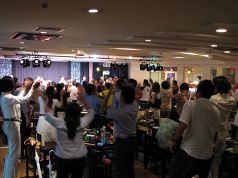 4名テーブルを繋げて人数に合わせたお席をお作りします◎家族連れにも大人気。ゆったりとしたお席で本場沖縄の民謡ライブをお楽しみください。