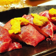 黒毛和牛のウニのせ炙り寿司の写真
