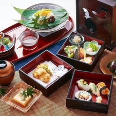 ランチ限定・季節の三段弁当