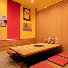 最大10名様まで収容可能な広々とした個室席です。会社の部署宴会や打ち上げ、スポーツ少年団の集まりなど、まとまった人数でのご宴会に最適です。掘りごたつ式のお席となっておりますので、長時間の宴会でも足元が疲れにくく、リラックスしてお過ごしいただけます。一体感のある楽しい時間をお過ごしください。
