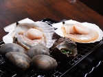 厳選した貝類を卓上の7輪で焼いてお召し上がりください