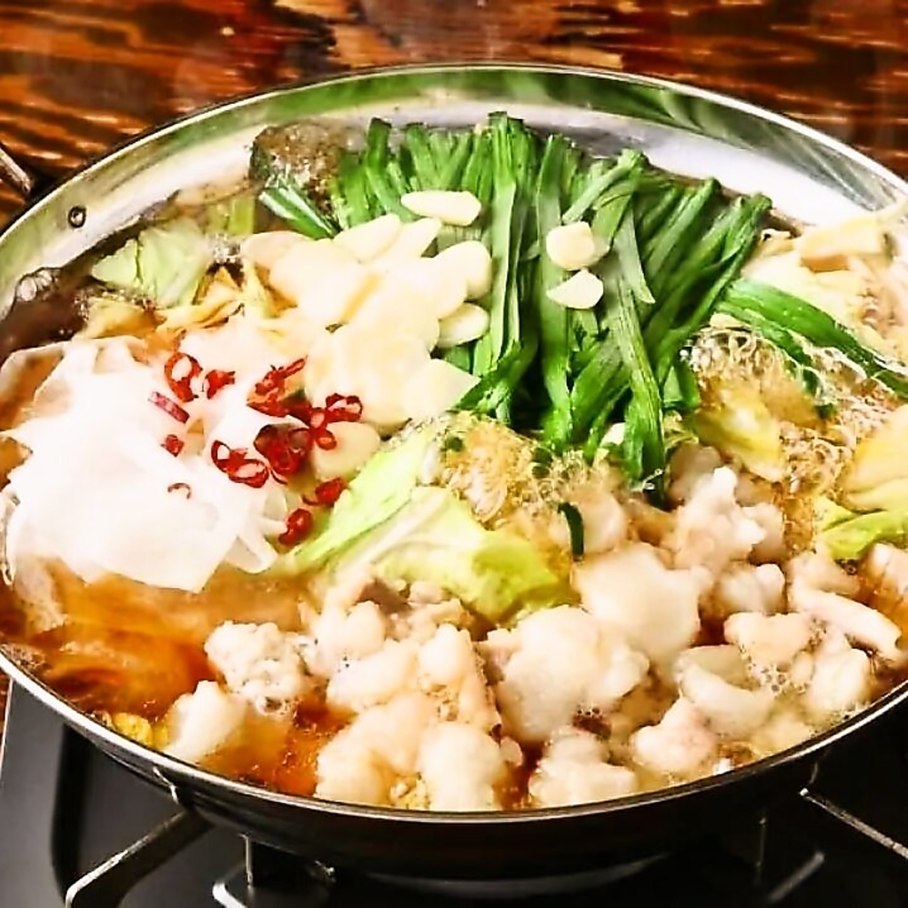 コラーゲンたっぷりの新鮮ぷりぷりホルモンを使ったホルモン鍋！季節関係なく人気のメニューです◎