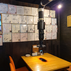 4名様用のテーブル席を4卓ご用意しており、壁にはサインが飾られた楽しい店内です。豊富なドリンク類が目を引き、食事と共にお好きなお酒を楽しむことができます。仲間との楽しい集まりや特別な日のお祝いにぴったりの空間ですので、ぜひお越しください。