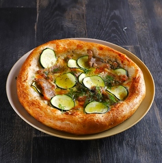 ポークコンフィとズッキーニ ブルーチーズのピッツァ