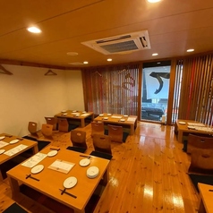 【お店貸切：最大36名様まで】丸ごと独占！周りを気にせず楽しめます◎木の温もりあふれる和モダンな店内を、贅沢に貸切でご利用いただけます。掘りごたつ席やテーブル席を含め、一体感のある宴会が可能です。打ち上げや結婚式の二次会、会社宴会など、大人数での特別なひとときにおすすめ。