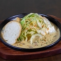 料理メニュー写真&nbsp;鉄板焼きキャベツのポルチーニソース バケット添え