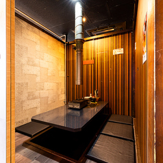 2～4名様の少人数個室も多数完備しております。お仕事帰りの飲み会や女子会にもお気軽にご利用頂けます。接待などにも◎！広々とした落ち着きある空間でゆったりとした時間をお過ごし下さい。