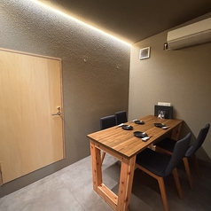 6名様テーブルを3卓・4名様テーブル3卓・2名様テーブル2卓ご用意しております♪