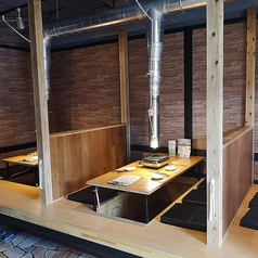 木のパーテーションで仕切られた掘りごたつ席は、周りの視線を適度に遮るプライベート空間◎隣席との距離感も配慮されており、落ち着いてお食事や会話を楽しめます♪ご家族でのお食事や、気の合うご友人との飲み会など、大切な方とテーブルを囲んでゆったりとしたひとときをお過ごしください！