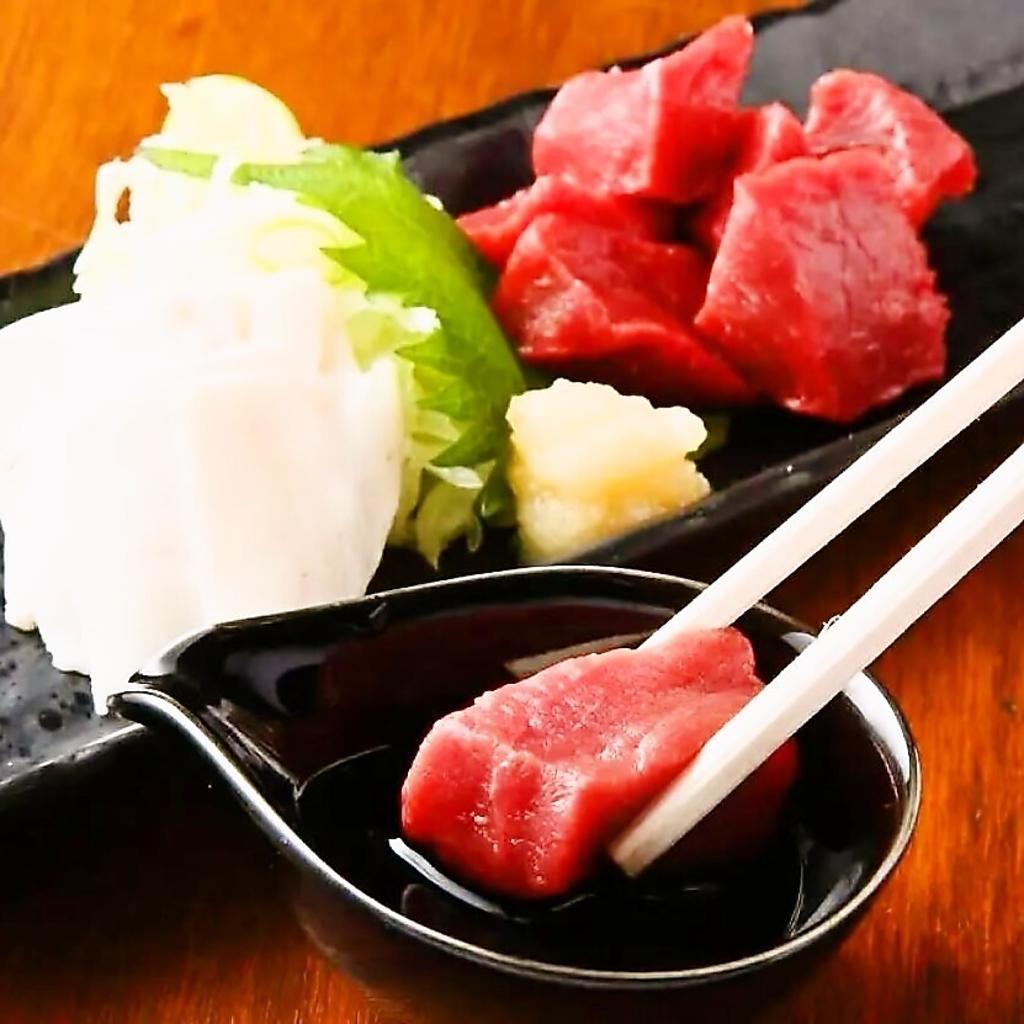 馬刺しは薄切りではなく珍しいぶつ切りでご提供いたします！噛むたびに溢れる旨味を堪能できます★