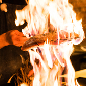 炎が舞い踊る藁焼きは、カツを、マグロ、和牛など。藁焼きならではの香り、温度を味わえます。カウンターでは、間近で藁焼きをご覧いただけます。