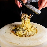 お客様の目の前で仕上げる創作料理の数々を堪能