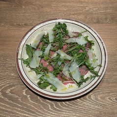 国産牛内もものカルパッチョ パルミジャーノチーズとレモンで