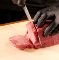 焼肉屋、肉のよいちの名物、本気の霜降り生タン