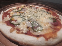 ベーコンとトマトのピザ