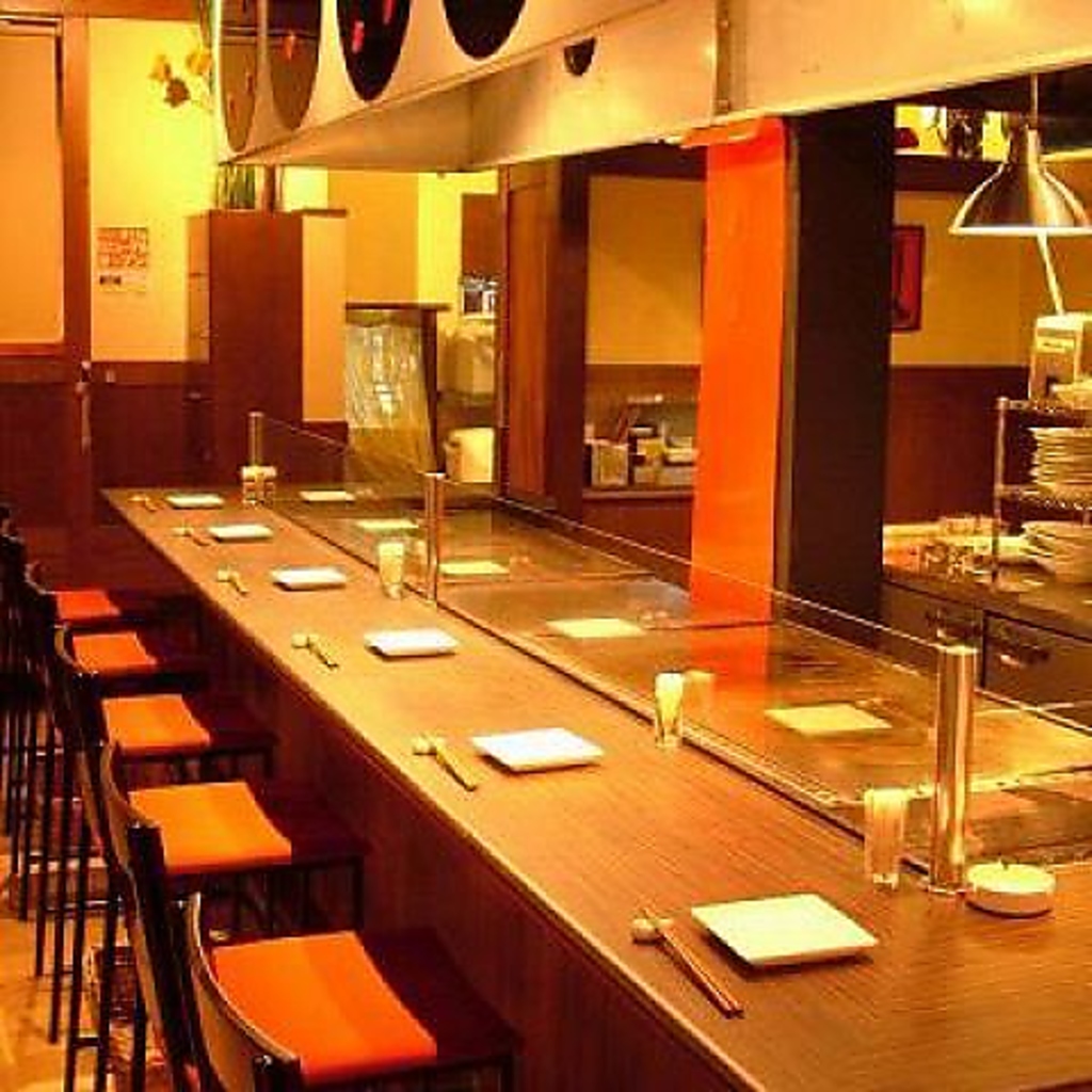 カウンター席もございます☆2人の距離をグっと近づける鉄板カウンターはデートにおすすめです♪