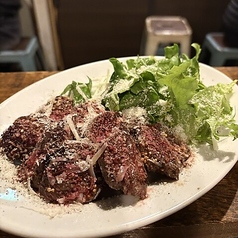 牛ハラミのスパイシー焼き　パルメザンチーズがけ