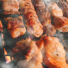 【福島ブランド鶏】職人が毎日捌き串打ち！備長炭で焼き上げる自慢の伊達鶏やきとりの写真